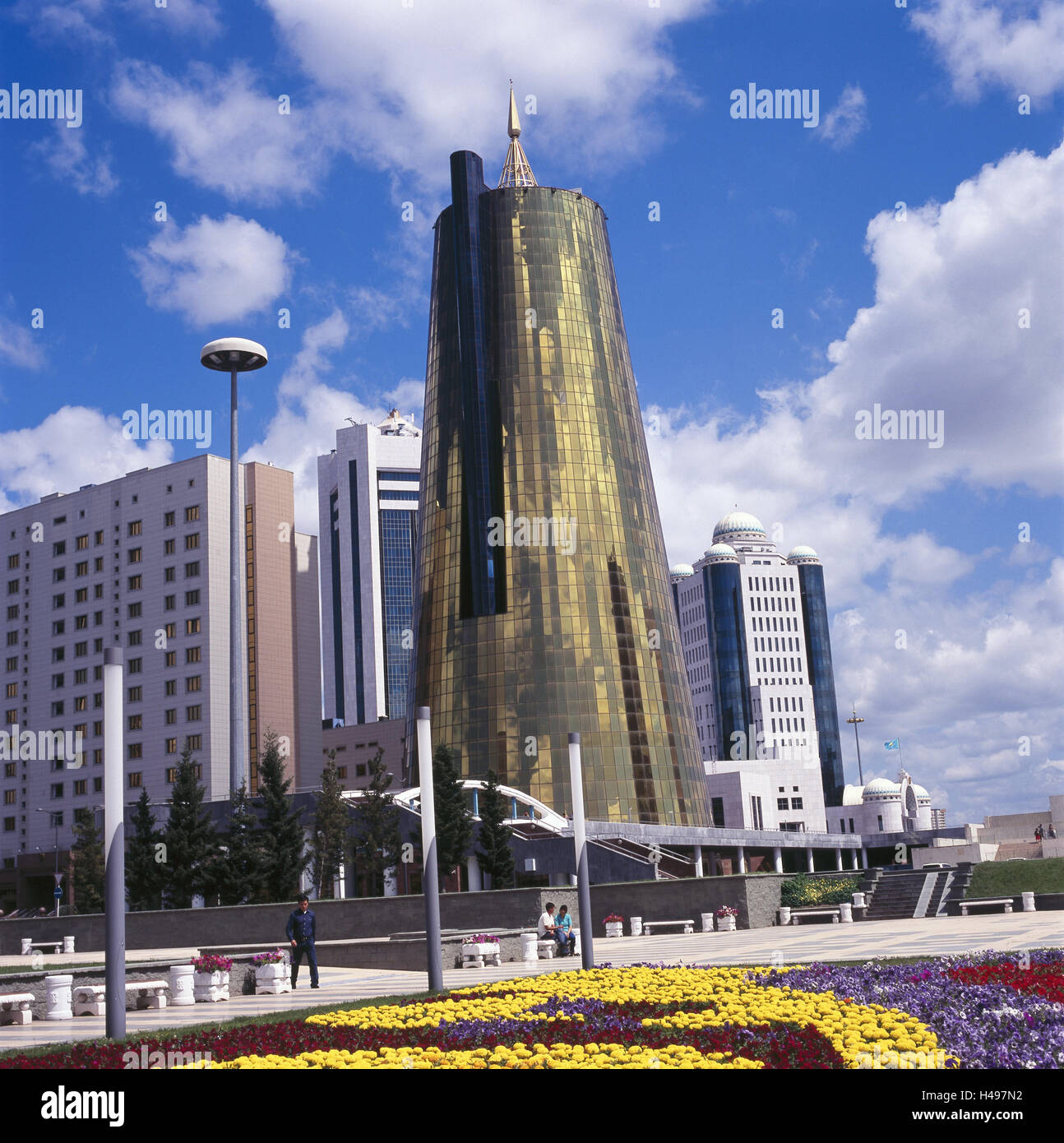 Le Kazakhstan, Astana, pilier, Golden, façade, construction, maisons, les gens, les touristes, les fleurs de haute taille, avec lits jumeaux, parc, Banque D'Images