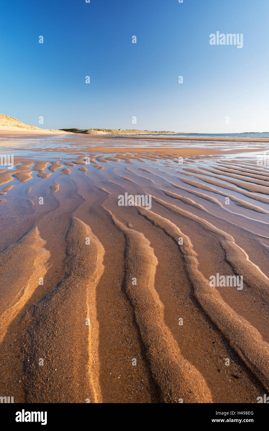 Les patrons de sable sur Embleton plage à marée basse, Northumberland, Angleterre. Printemps (mai) 2013. Banque D'Images