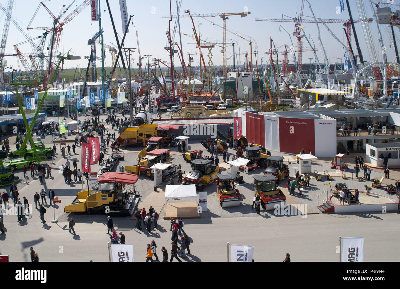 Des expositions, des machines de construction, les grues, les visiteurs, Banque D'Images