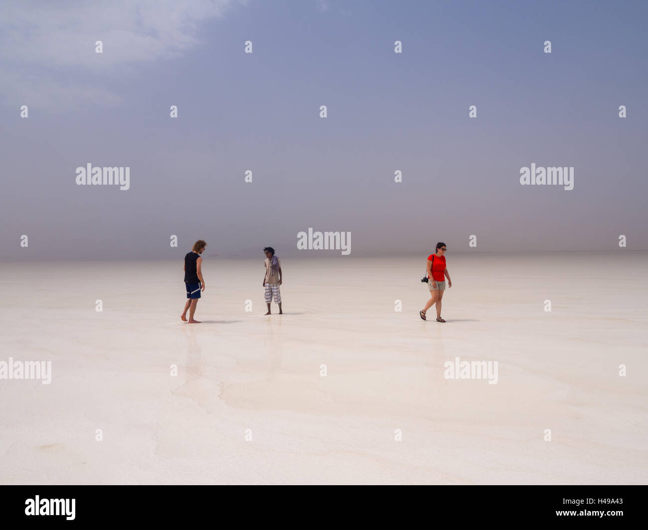 Les touristes visitant désert de sel et le lac de la région Afar, dépression Danakil, l'Éthiopie. Banque D'Images