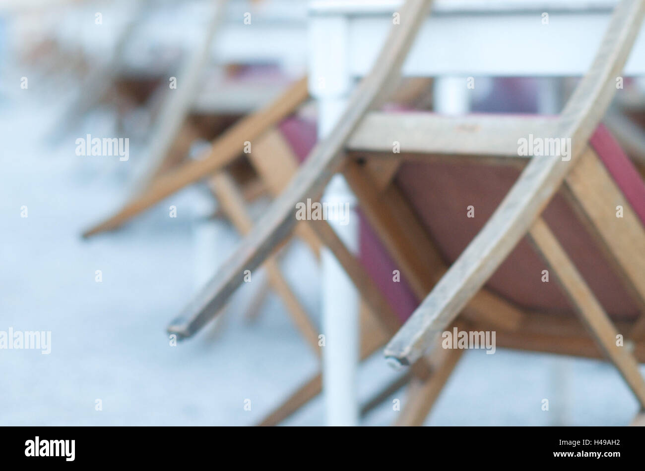 Chaises en bois se pencha, flou, Banque D'Images