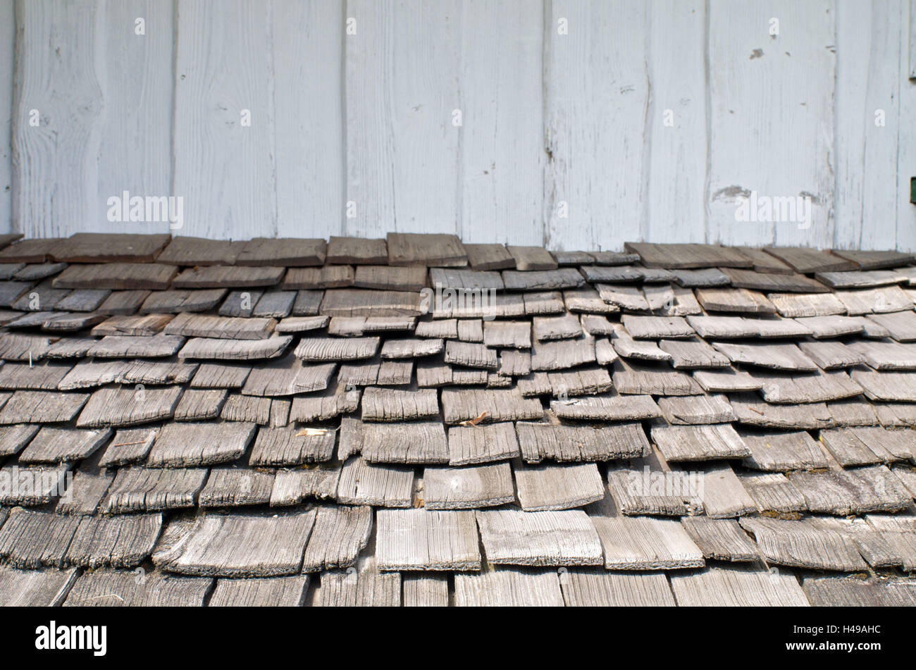 Les bardeaux de bois en face de mur en bois, Banque D'Images