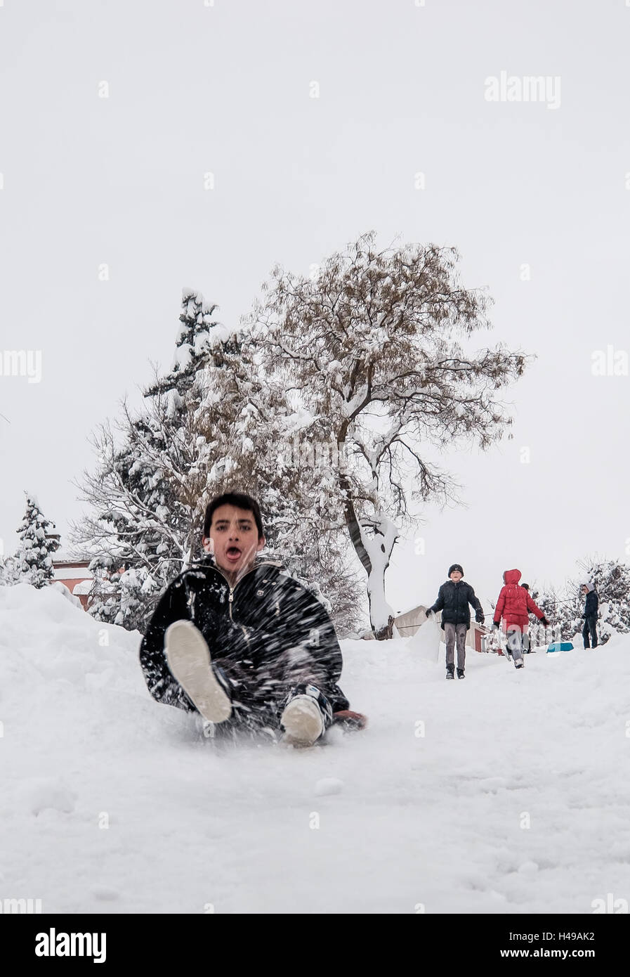 Les enfants n'étaient pas à glisser sur la neige et ils étaient très heureux. Banque D'Images