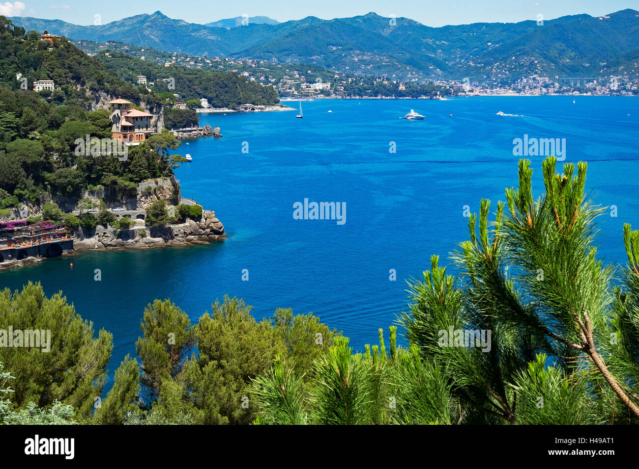 Une vue sur la mer ligurienne de Château Brown au-dessus du village de Portofino en Italie Banque D'Images