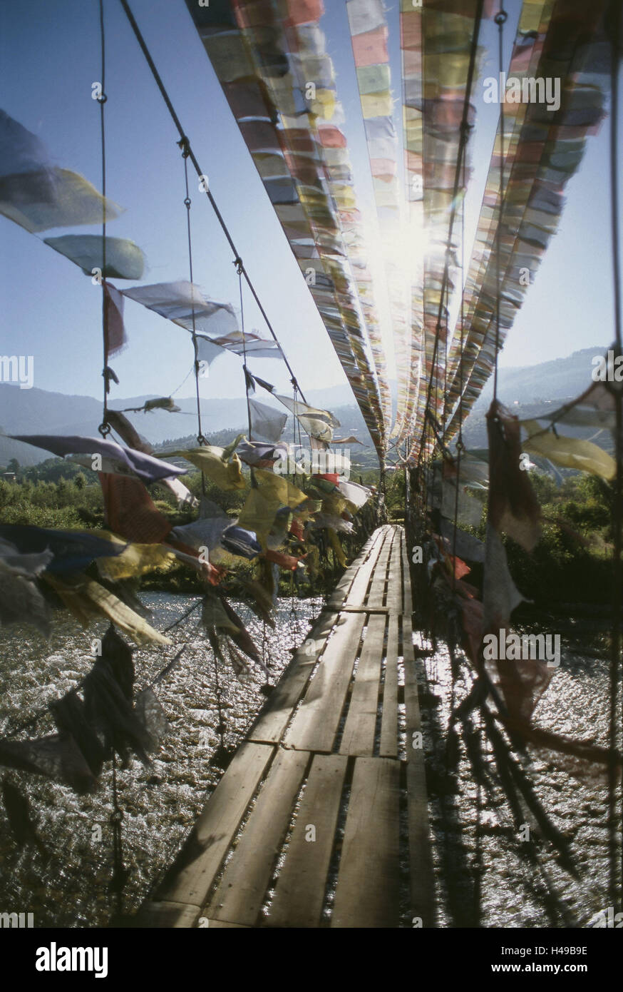 Le Bhoutan, Paro, rivière, pont suspendu, les drapeaux de prières, décor, lumière arrière, l'Asie, l'Himalaya, uni, Westbhutan, la culture, la foi, la religion, le bouddhisme, pont, passage à niveau, eaux, cours d'une rivière, d'un drapeau de prière, série, coup de vent, la prière, pendentif pendentif, drapeaux, couleurs vives, grâce, des demandes, des prières, des textes, des mantras, espoir, tradition, rituel, emplacement de culte, personne, le soleil, Banque D'Images Le Bhoutan, Paro, rivière, pont suspendu, les drapeaux de prières, décor, lumière arrière, l'Asie, l'Himalaya, uni, Westbhutan, la culture, la foi, la religion, le bouddhisme, pont, passage à niveau, eaux, cours d'une rivière, d'un drapeau de prière, série, coup de vent, la prière, pendentif pendentif, drapeaux, couleurs vives, grâce, des demandes, des prières, des textes, des mantras, espoir, tradition, rituel, emplacement de culte, personne, le soleil, Banque D'Images