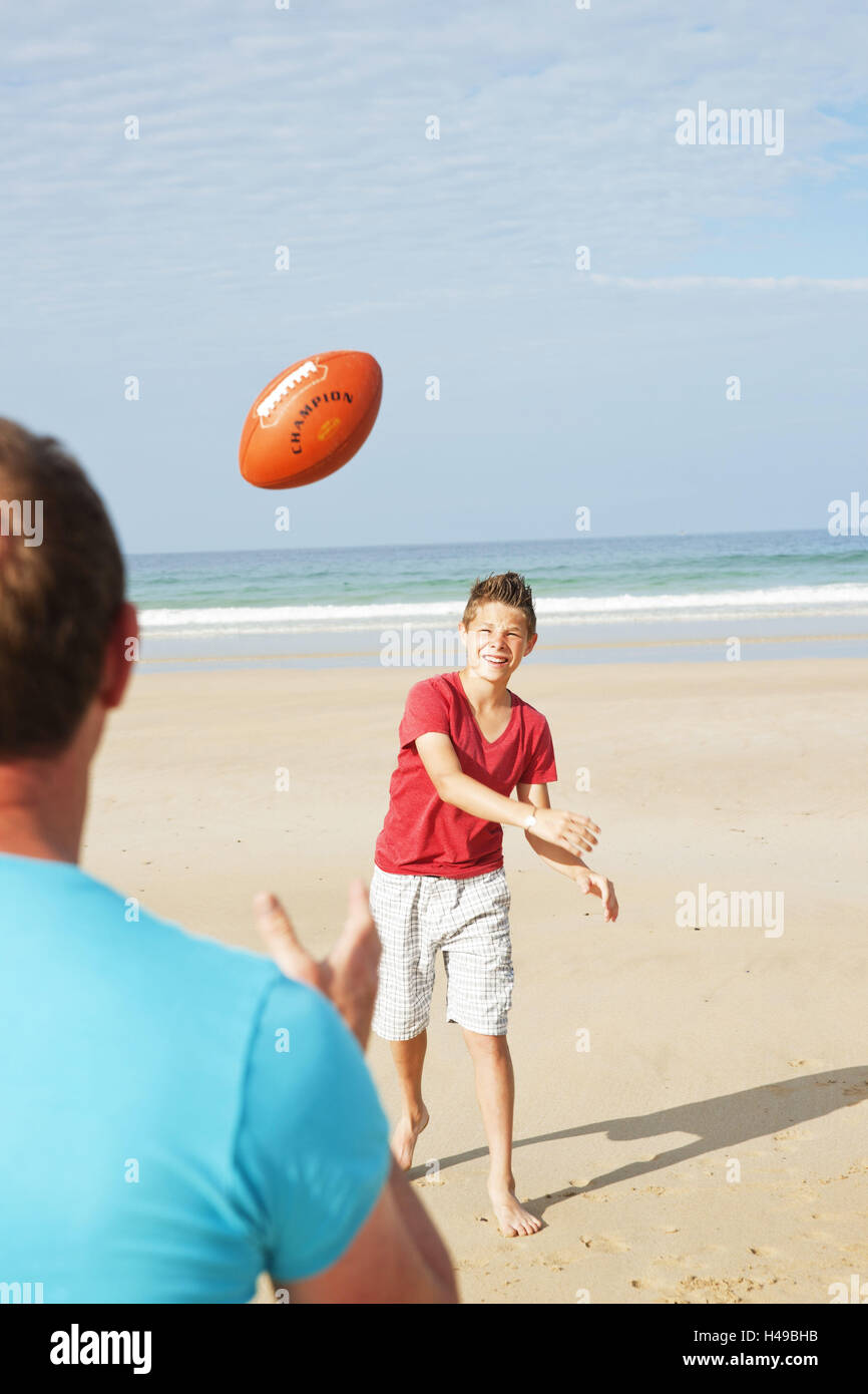 Père et fils sur la plage, jouer avec un ballon, Banque D'Images