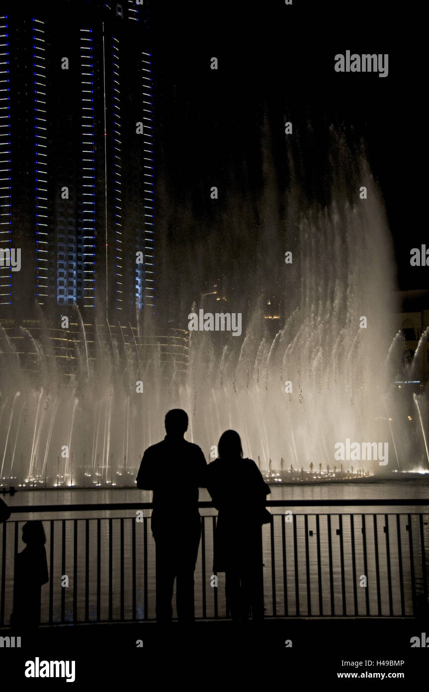 VAE, Dubaï, Centrum, lac, l'eau des fontaines, dans la soirée, les gens, Banque D'Images