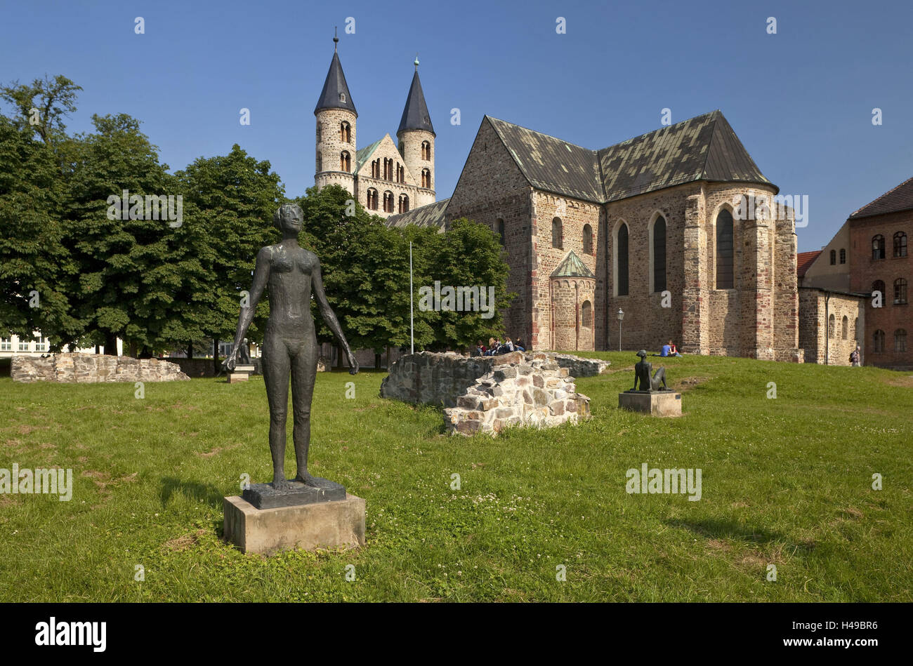 Allemagne (Saxe-Anhalt), Magdeburg, cloître de Notre Dame, l'église Saint Marien, ville, Architecture, bâtiment, église, monument, art, installation de cloître, prairie, arbres, clochers, l'été, saison, soleil, Minster, Banque D'Images