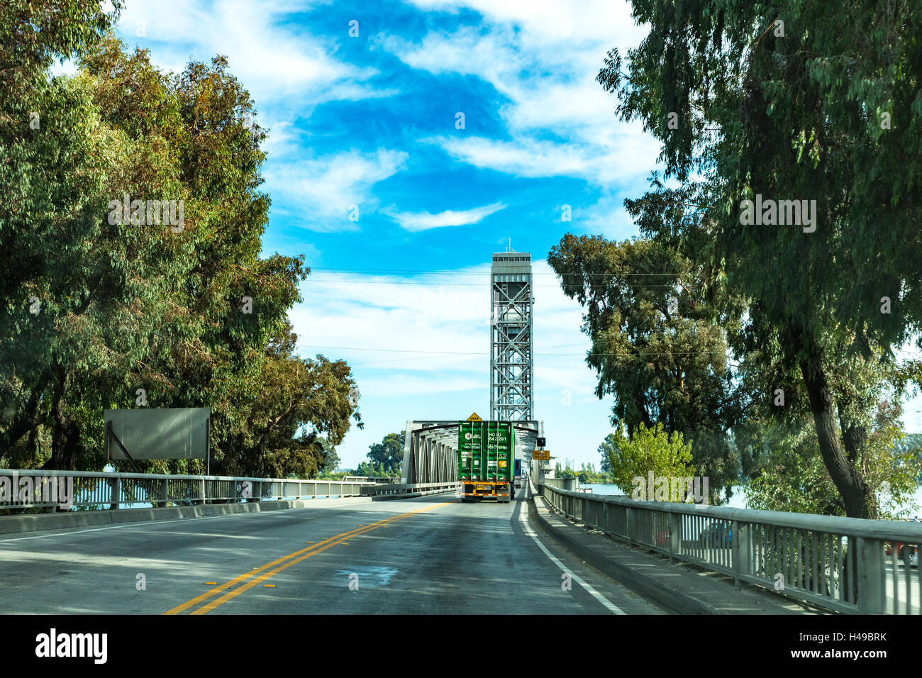 Le pont-levis franchissant la rivière Sacramento à Rio Vista en Californie le long de la State highway 12 Banque D'Images