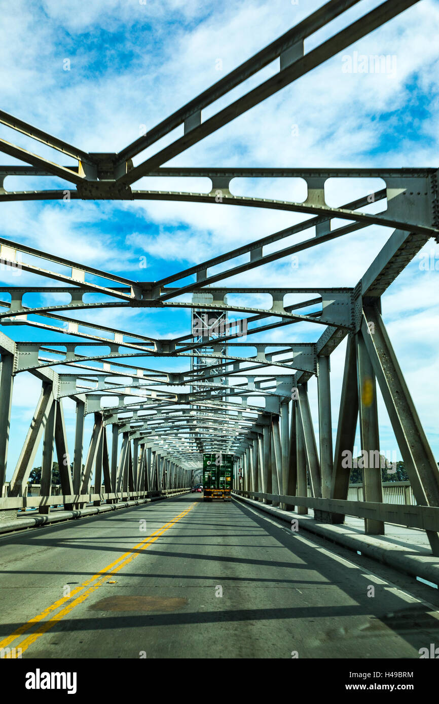 Le pont-levis franchissant la rivière Sacramento à Rio Vista en Californie le long de la State highway 12 Banque D'Images