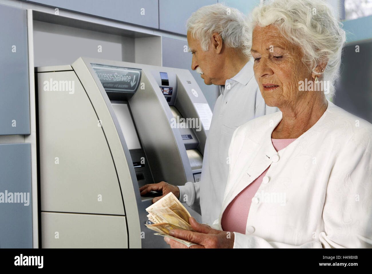 Couple, bancomat, comptant, décoller, les gens, les personnes âgées, en couple, les cheveux blancs, banque, établissement financier, le distributeur de billets, l'argent, obtenez, institut de crédit, finances, simplement, confortablement, retrait d'argent liquide, dépenses, paiement, service, client, client de la banque, le titulaire du compte, à l'intérieur, Banque D'Images