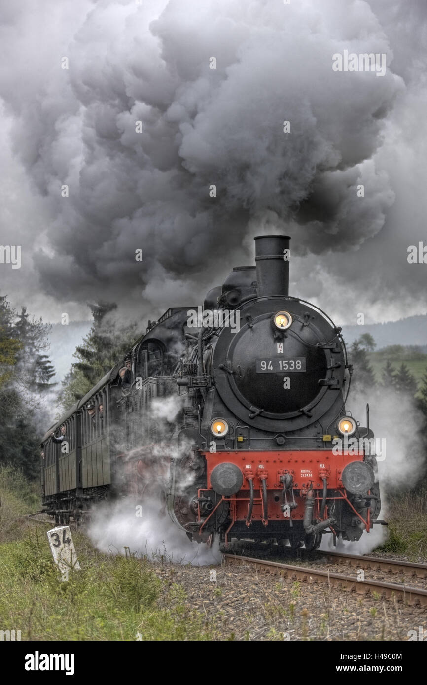 Train de voyageurs, locomotive à vapeur, fumée, paysage, Banque D'Images