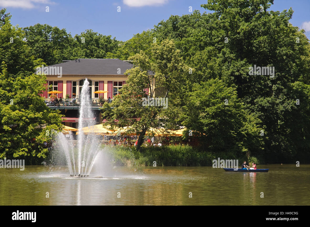 Dresde, 'grand jardin', Carolasee, jet, oar boot, Carolaschlösschen, Saxe, Allemagne, Banque D'Images