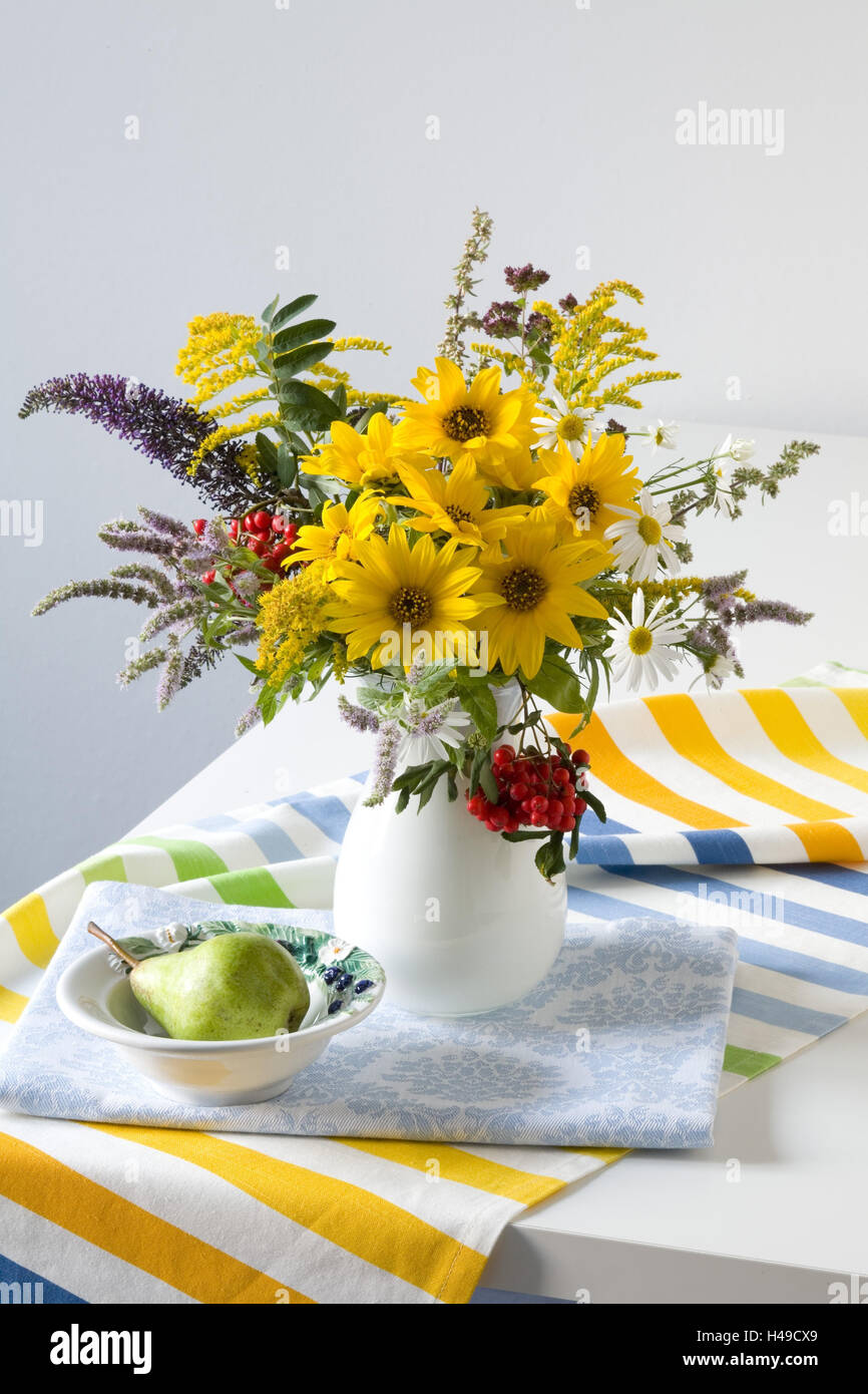 Bouquet dans vase blanc, petit avec poire, Banque D'Images