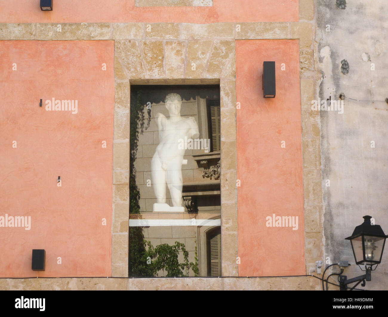 La figure dans la fenêtre d'un bar, Placa Contitutio, vieille ville, Alcudia, Majorque, Espagne, Banque D'Images