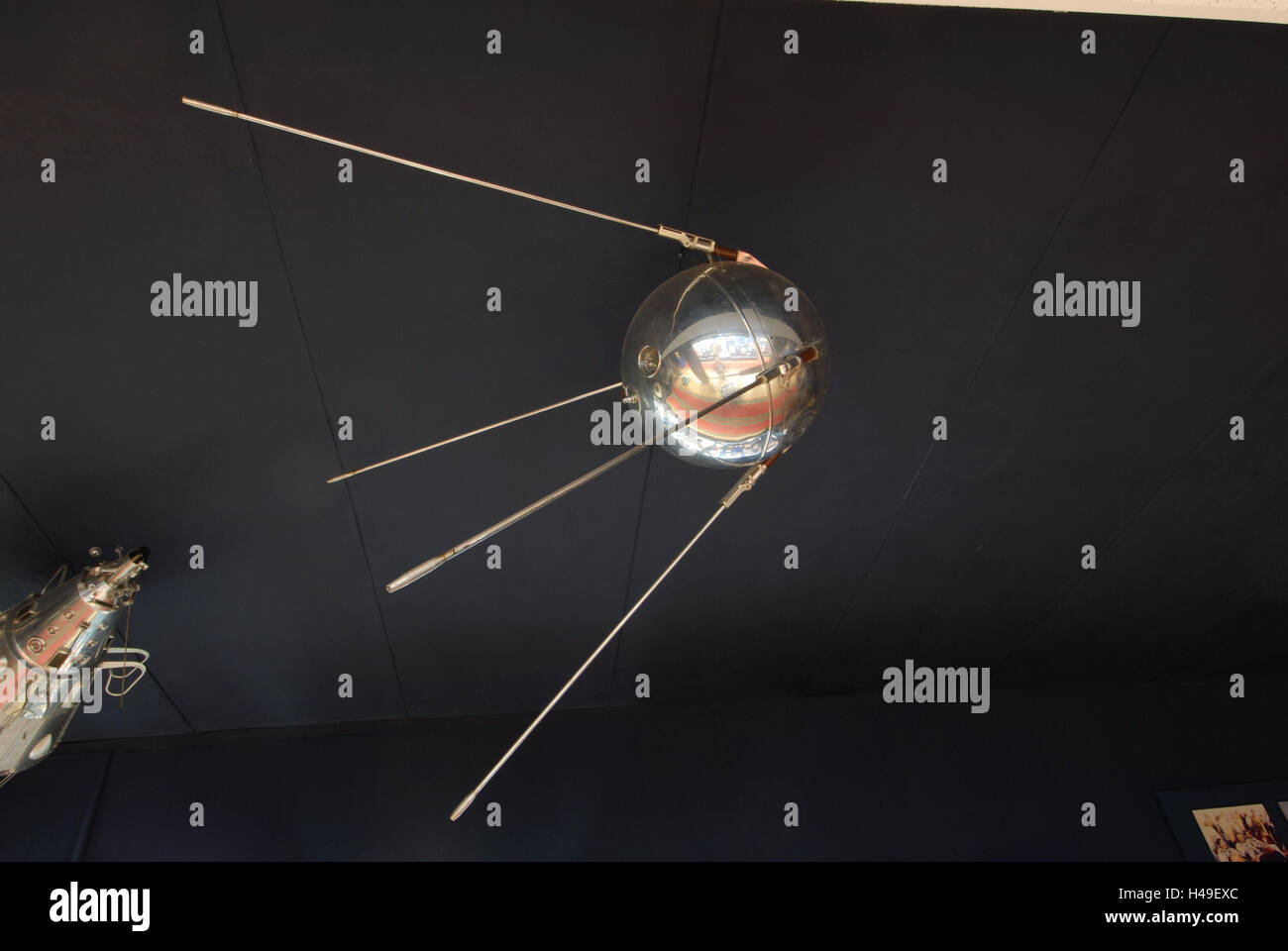 Pièce d'art, modèle, la représentation, les voyages dans l'espace, les antennes, l'art, metal, metal art, sculpture, l'univers, tout, les voyages dans l'espace, vaisseau spatial, découverte, Sphère, Banque D'Images