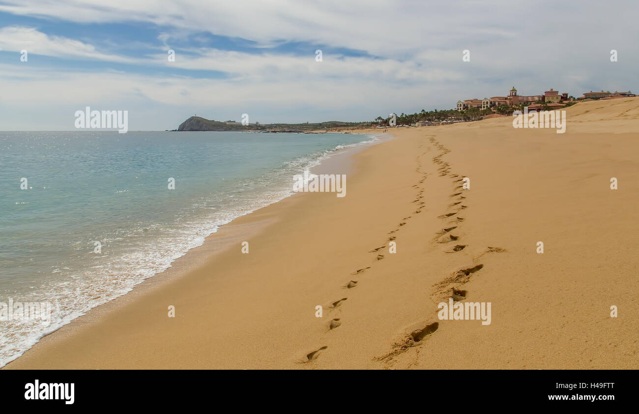 Étapes dans le sable sur la plage de Cabo San Lucas, Baja, au Mexique