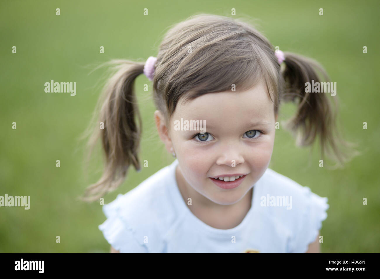 Enfant, fille, l'été, à l'extérieur, portrait, de l'enfance, de 4 à 6 ans, brunette, tresses, sourire, pré, jardin, légers, d'innocence, enfant, portrait Banque D'Images