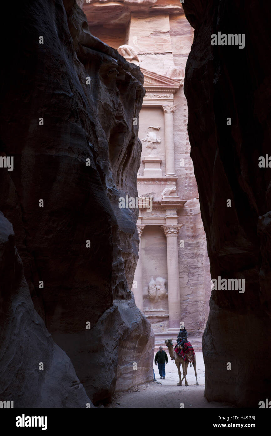 La Jordanie, Pétra, ville rock Khazne al-Firaun, maison du trésor du pharaon, le siq, contribution à la roche, ville Banque D'Images