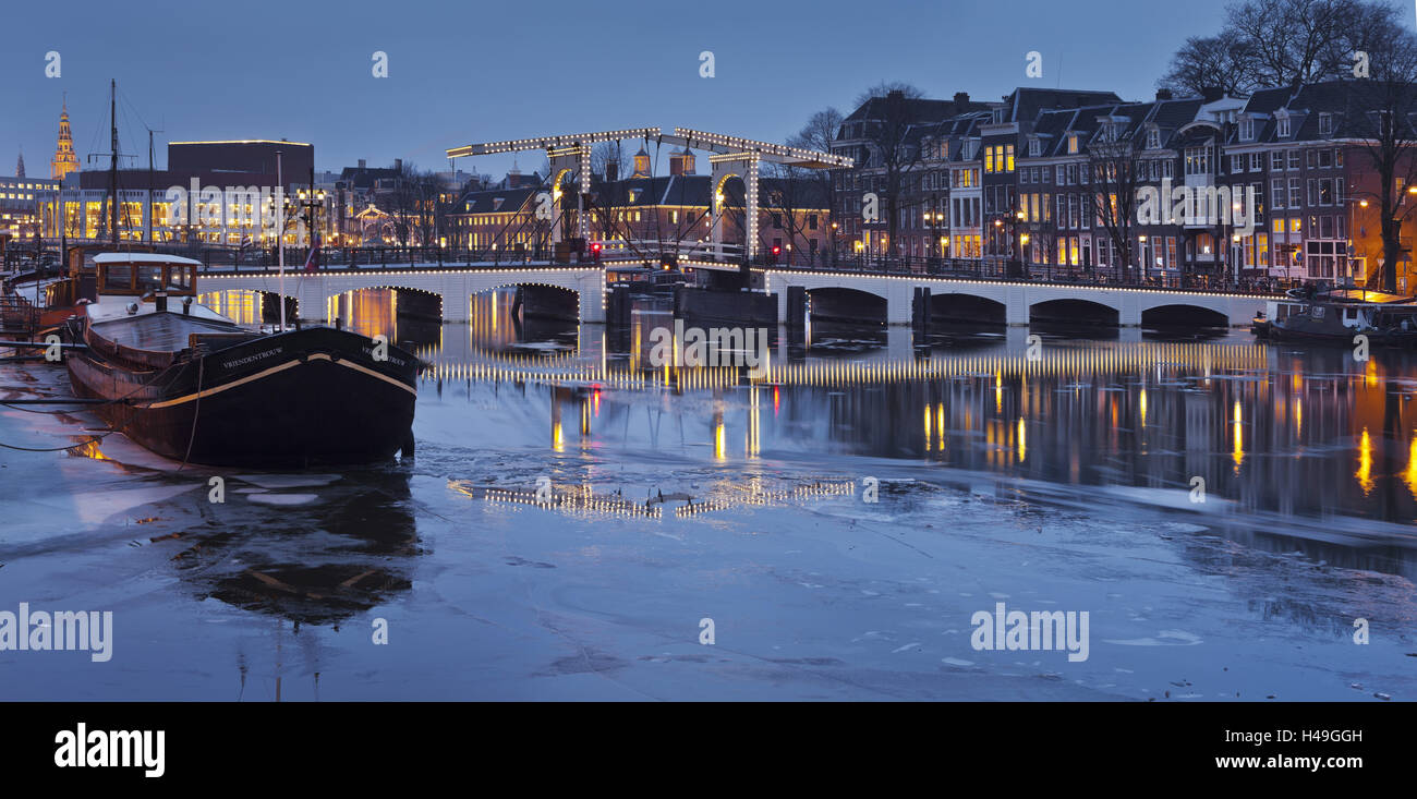 Magere Brug, Amstel, Amsterdam, Pays-Bas, Banque D'Images