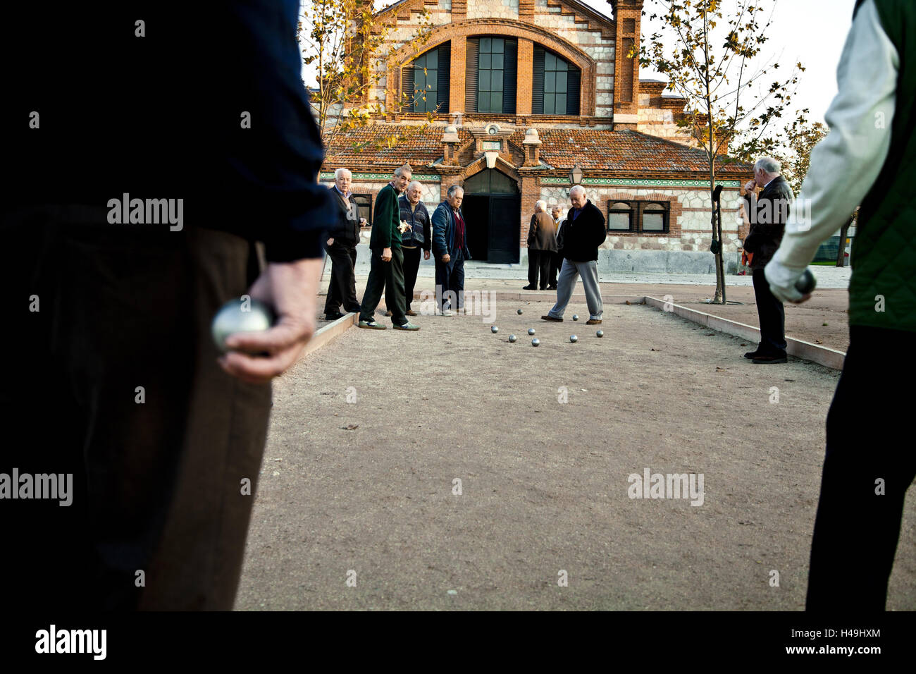 Jouer les retraités pétanque dans le parc de Rio de Madrid, Madrid, Espagne, Banque D'Images