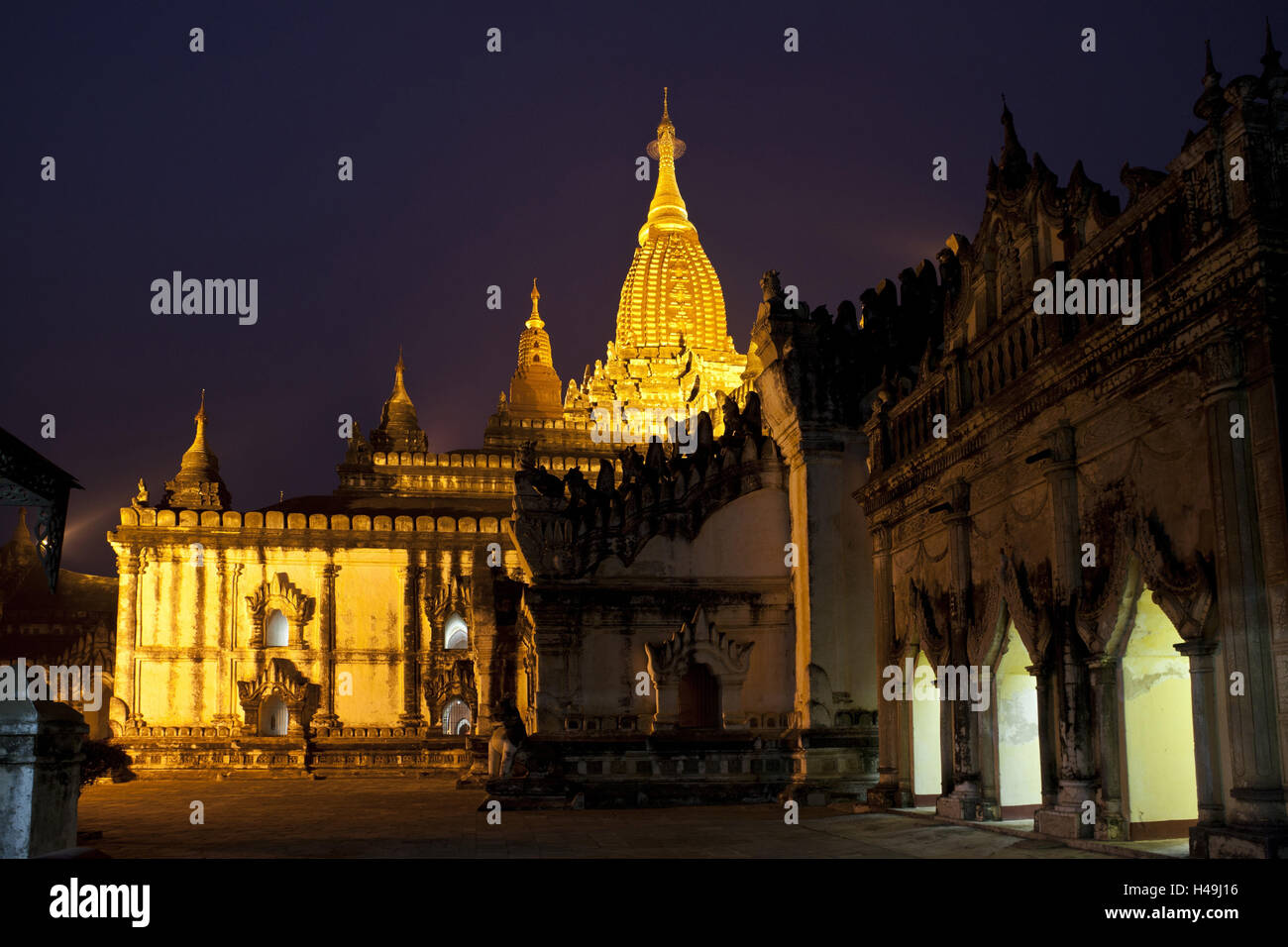 Le Myanmar, ville de Bagan, Ananda temple, crépuscule, Banque D'Images