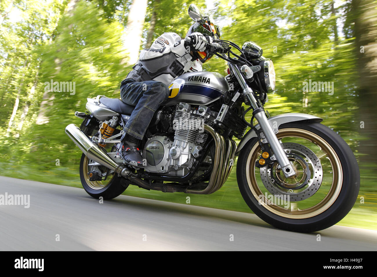 Moto, moto, YAMAHA XJR 1300, route de campagne, panoramique, de façon  dynamique, XXL, vélos Photo Stock - Alamy