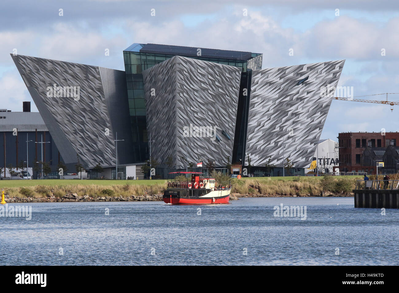 La construction du Titanic à Belfast Titanic Quarter.au premier plan est le 'Mona', un bateau utilisé pour Titanic Boat Tours. Banque D'Images