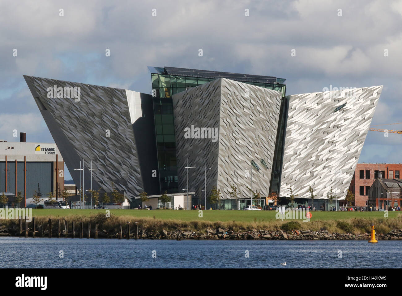 La construction du Titanic à Belfast Titanic Quarter. À l'arrière pour la gauche sont le Titanic Studios. Banque D'Images