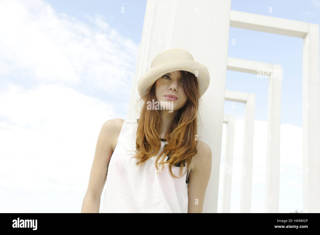 Jeune femme avec chapeau, solaire, portrait Banque D'Images
