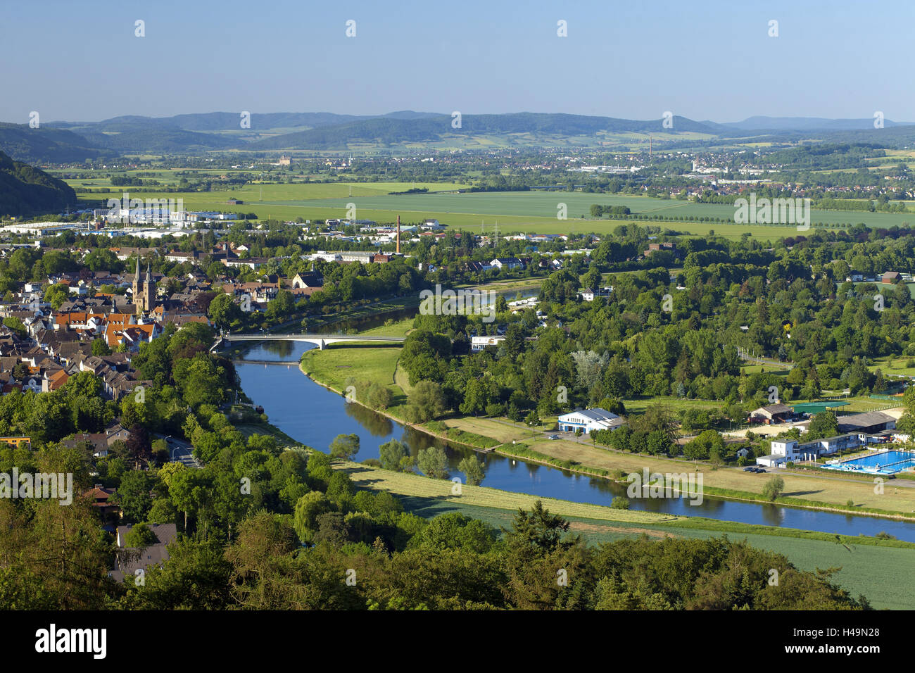 L'Allemagne, pays montagneux de la Weser, Rhénanie du Nord-Westphalie, Höxter, panorama, vue ville, Weser, bow Banque D'Images