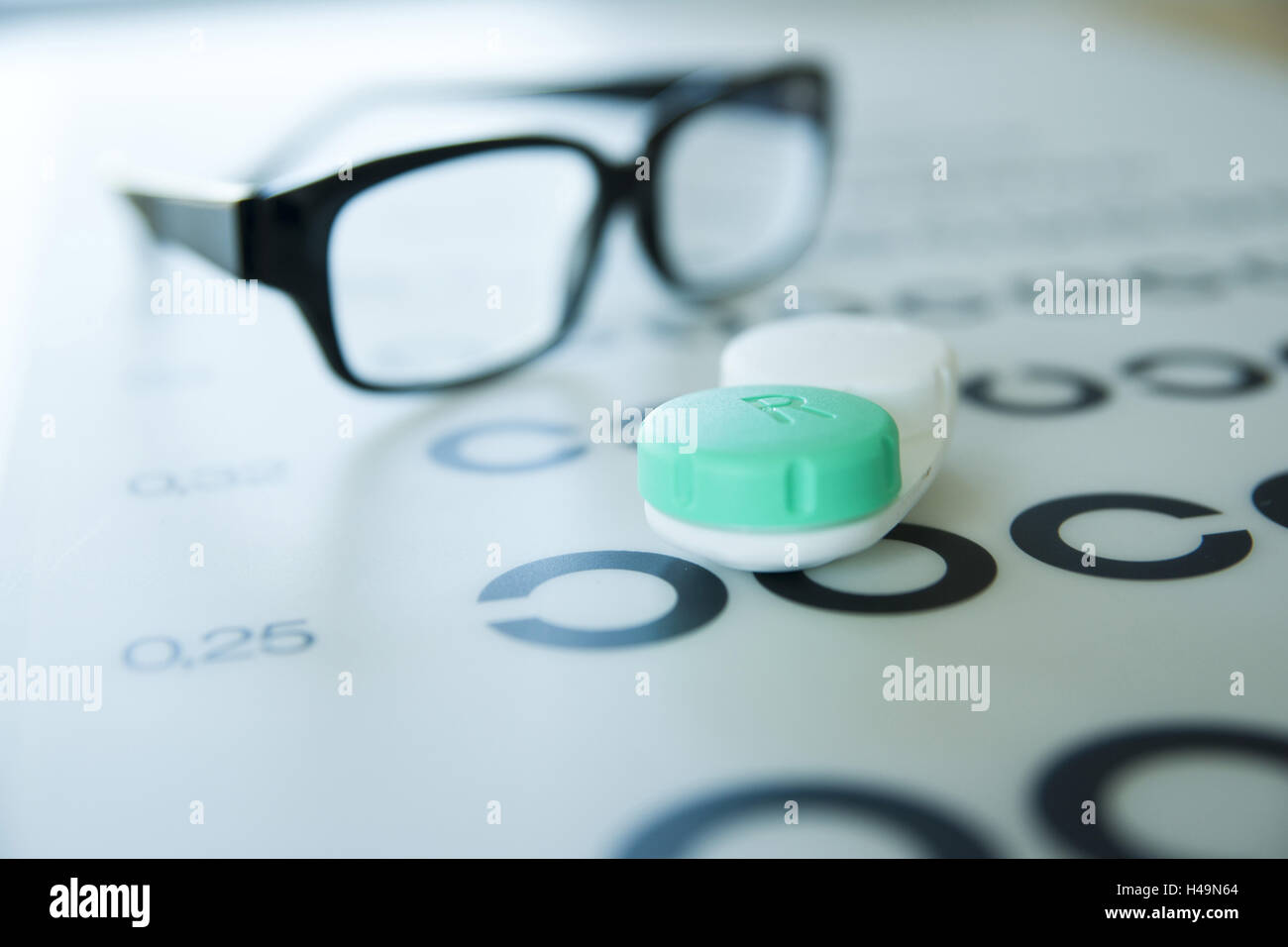 Lunettes et lentilles de contact se trouvent sur un test visuel, Banque D'Images
