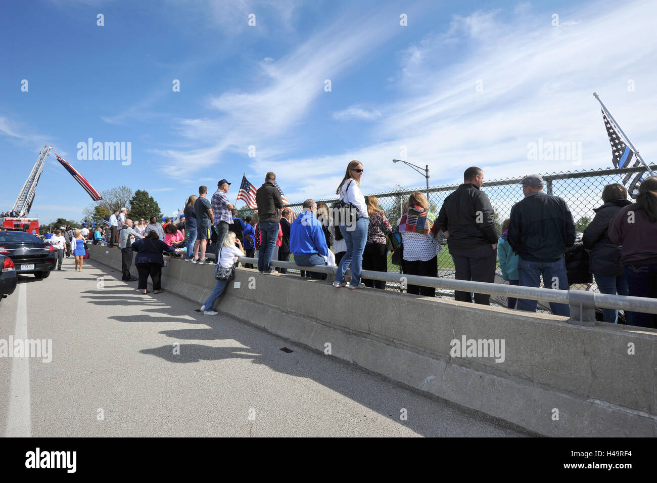 La police, les pompiers et les civils se réunir sur un viaduc à montrer du respect pour la dépouille du policier : communication intitulée Images/Alamy Live News Banque D'Images