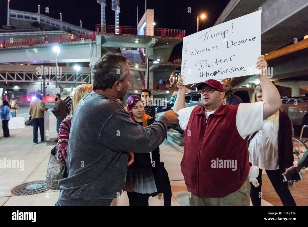 Cincinnati, OH, USA. 13 octobre, 2016. Partisan de l'Atout (gauche - chandail gris) dans une discussion animée avec un manifestant anti Trump (droit - red hat et veste). Credit : Caleb Hughes/Alamy Live News. Banque D'Images