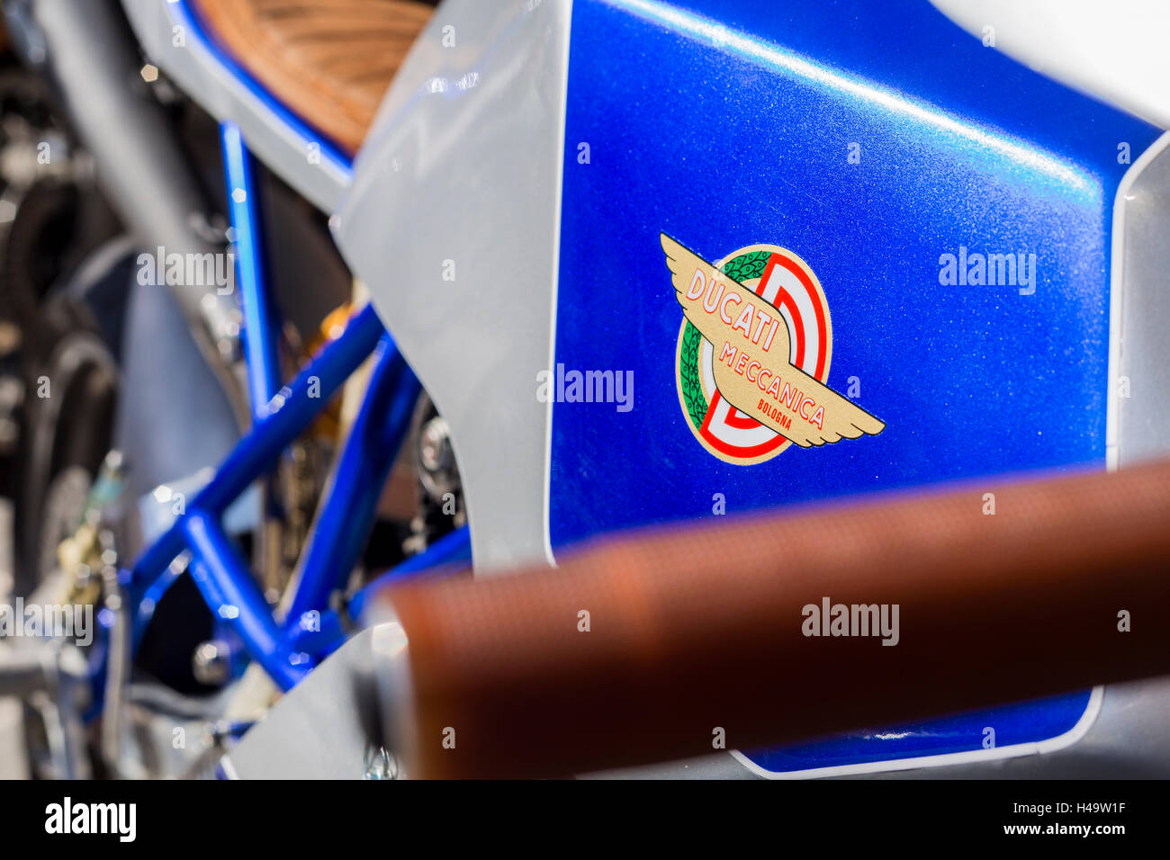 Badge de réservoir Ducati détail sur un classique desmo moto de course Banque D'Images