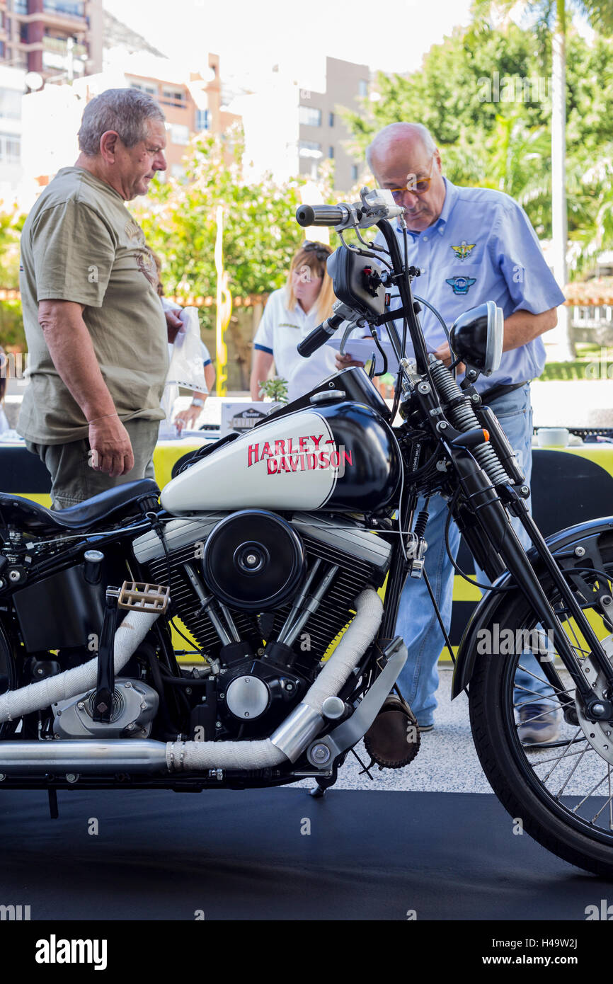 Harley Davidson classique en cours de vérification technique à l'Mencey Hotel à Santa Cruz de Tenerife pour le début de la cavalcade de Queens, au cours de laquelle l'événement 91 motos passeront 4 jours remplissant différentes routes à travers les îles Canaries. Banque D'Images