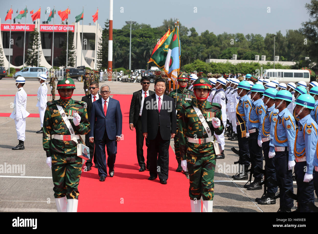Dhaka, Bangladesh. 14Th Oct, 2016. Le président chinois Xi Jinping assiste à une cérémonie de bienvenue organisée par son homologue Bangladeshi Abdul Hamid à son arrivée à l'aéroport de Dhaka, Bangladesh, le 14 octobre 2016. Xi Jinping est arrivé vendredi pour une visite d'état. Credit : Pang Xinglei/Xinhua/Alamy Live News Banque D'Images