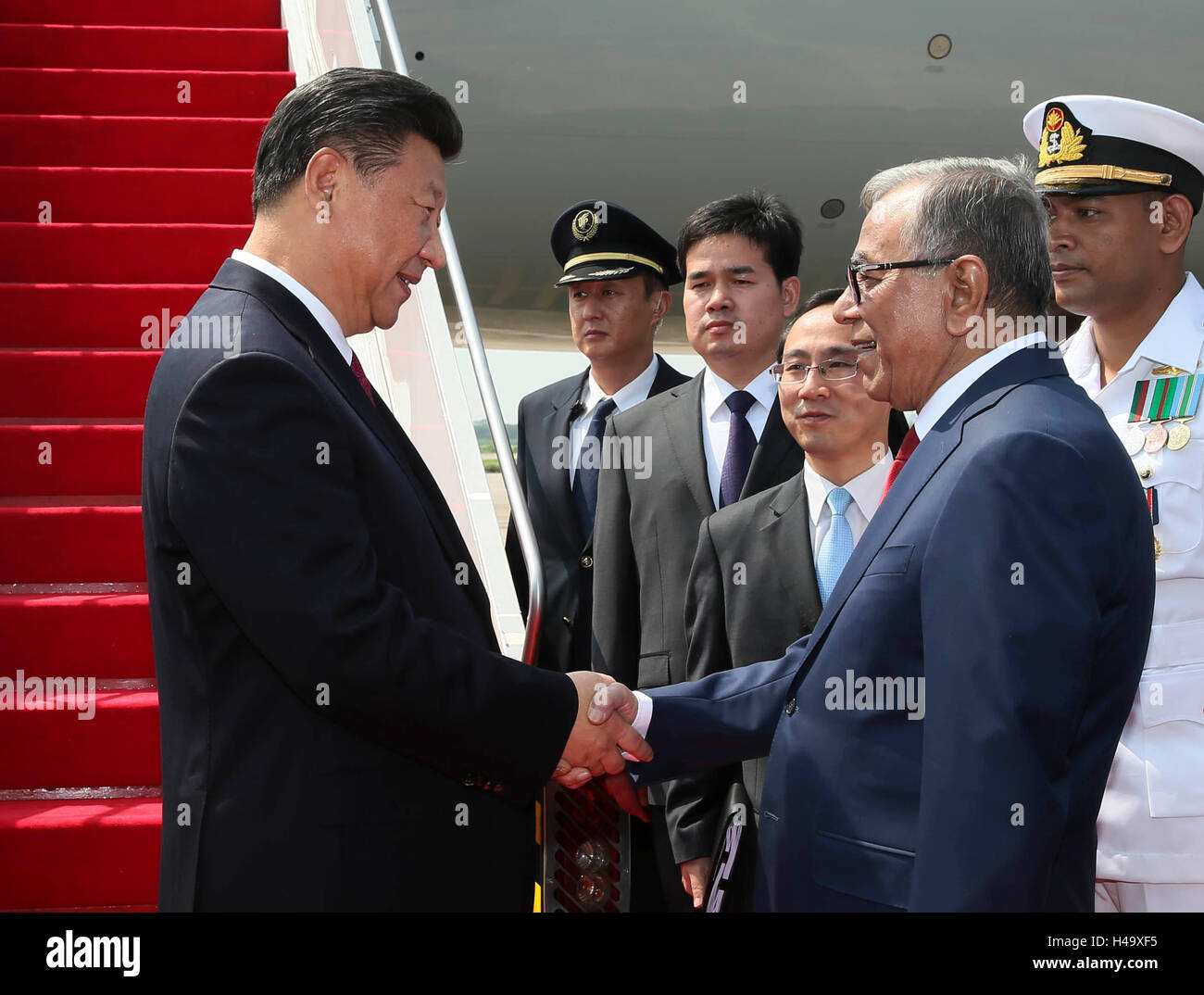 Dhaka, Bangladesh. 14Th Oct, 2016. Le président chinois Xi Jinping (L) est reçu par son homologue Bangladeshi Abdul Hamid (R) à son arrivée à l'aéroport de Dhaka, Bangladesh, le 14 octobre 2016. Xi Jinping est arrivé vendredi pour une visite d'état. Credit : Lan Hongguang/Xinhua/Alamy Live News Banque D'Images