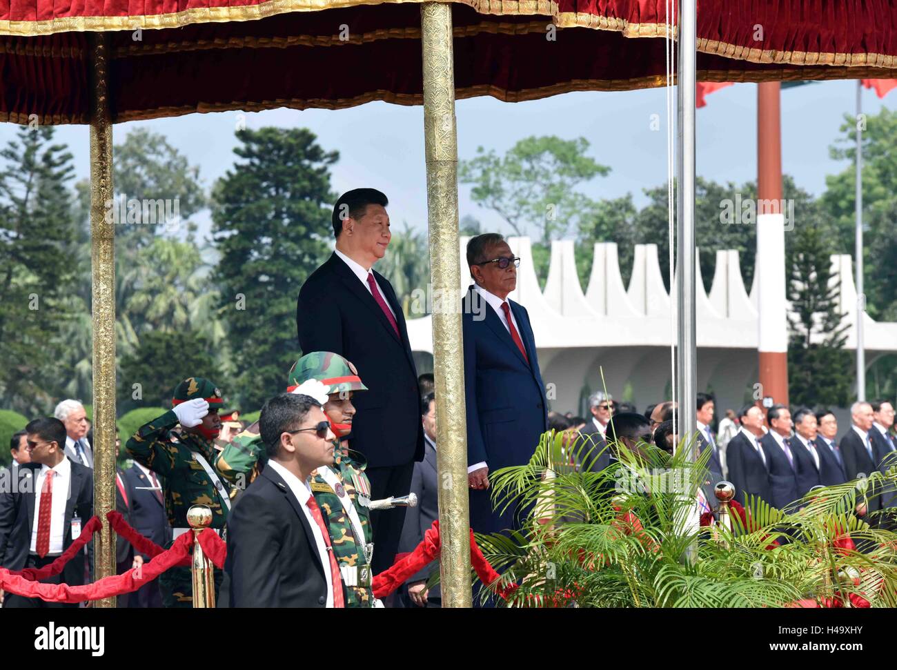 Dhaka, Bangladesh. 14Th Oct, 2016. Le président chinois Xi Jinping (L) assiste à une cérémonie de bienvenue organisée par son homologue Bangladeshi Abdul Hamid (R) à son arrivée à l'aéroport de Dhaka, Bangladesh, le 14 octobre 2016. Xi Jinping est arrivé vendredi pour une visite d'état. Credit : Zhang Duo/Xinhua/Alamy Live News Banque D'Images