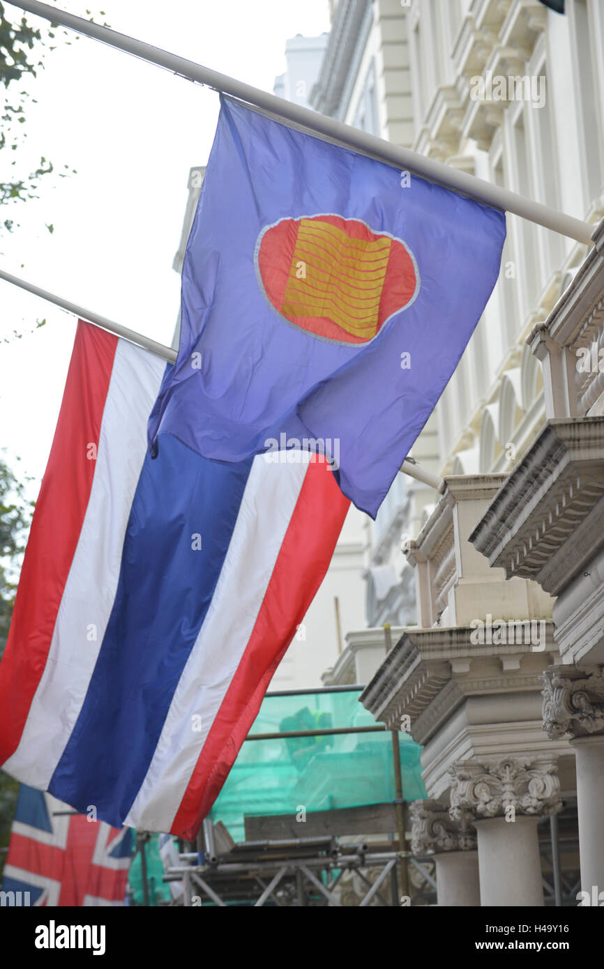 South Kensington, London, UK. 14 octobre 2016. Drapeaux en berne après la mort de roi Bhumibol Adulyadej de Thaïlande Banque D'Images