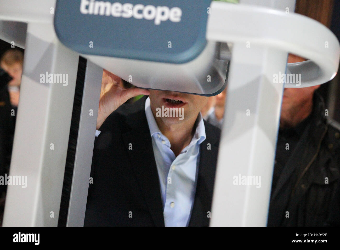 Paris, France. 14 octobre, 2016. Emmanuel Macron donne un regard sur un système de réalité virtuelle au Sommet mondial demain Bonjour. Credit : Paul-Marie Guyon/Alamy Live News Banque D'Images