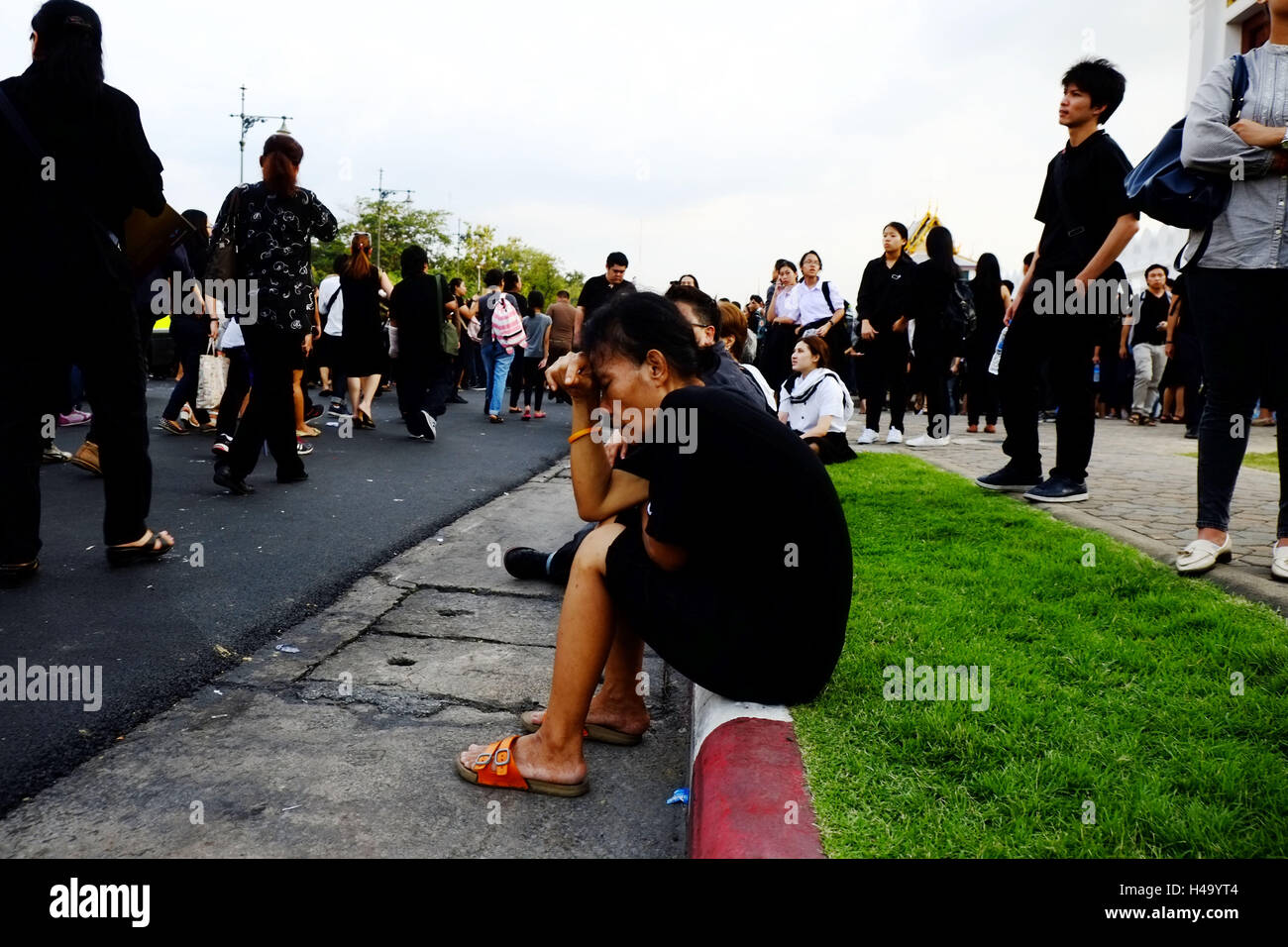 Bangkok, Thaïlande 14 Oct, 2016. Thaïlande pleure la mort du roi Bhumibol à l'extérieur du Grand Palais en Thaïlande La Thaïlande est le Roi Bhumibol Adulyadej, le plus ancien monarque régnante, est décédé à l'âge de 88 ans dans l'hôpital Siriraj de Bangkok le jeudi après ses 70 ans de règne. Credit : Kamal Sellehuddin/ZUMA/Alamy Fil Live News Banque D'Images