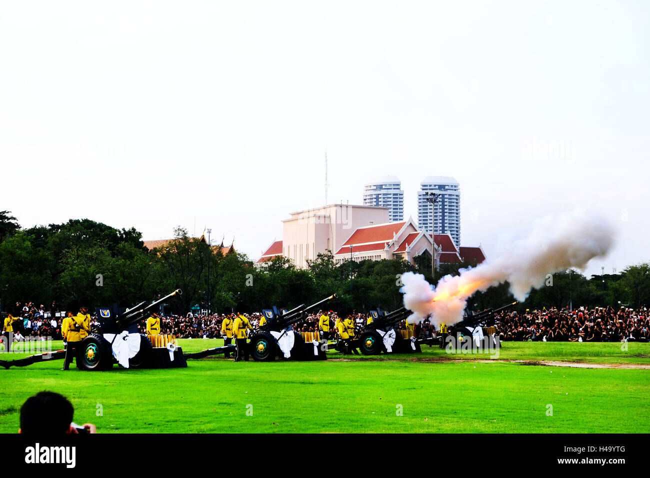 Bangkok, Thaïlande 14 Oct, 2016. Feu de l'Armée royale de Thaïlande l'artillerie dans un honneur payer ce qui a trait à la fin le Roi Bhumibol Adulyadej, à l'extérieur du Grand Palais en Thaïlande La Thaïlande est le Roi Bhumibol Adulyadej, le plus ancien monarque régnante, est décédé à l'âge de 88 ans dans l'hôpital Siriraj de Bangkok le jeudi après ses 70 ans de règne. Credit : Kamal Sellehuddin/ZUMA/Alamy Fil Live News Banque D'Images