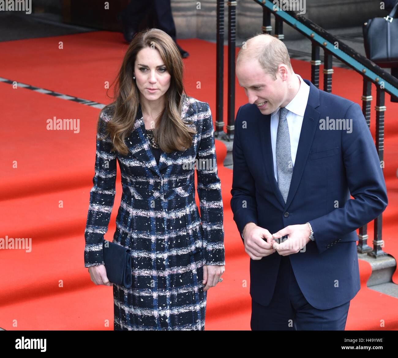 Manchester, UK. 14Th Oct, 2016. Le duc et la duchesse de Cambridge, quitter l'hôtel de ville après avoir assisté à une cérémonie au monument commémoratif, où ils ont jeté des pavés commémoratifs honorant Manchester six récipiendaires de la Croix de Victoria, dans le cadre de la première campagne de guerre. Crédit : John Fryer/Alamy Live News Banque D'Images