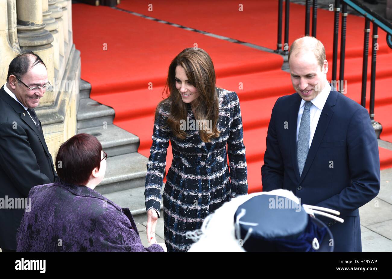 Manchester, UK. 14Th Oct, 2016. Le duc et la duchesse de Cambridge, quitter l'hôtel de ville après avoir assisté à une cérémonie au monument commémoratif, où ils ont jeté des pavés commémoratifs honorant Manchester six récipiendaires de la Croix de Victoria, dans le cadre de la première campagne de guerre. Crédit : John Fryer/Alamy Live News Banque D'Images