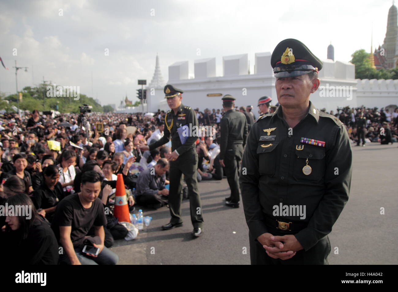 Bangkok, Thaïlande. 14Th Oct 2016. Un soldat thaïlandais avant de monter la garde à l'extérieur de la cérémonie balnéaire royal Grand palais à Bangkok. Le roi Bhumibol Adulyadej de Thaïlande est décédé après une longue maladie, le palais a annoncé le 13 octobre 2016 Credit : UN Sahakorn Piti/Alamy Live News Banque D'Images