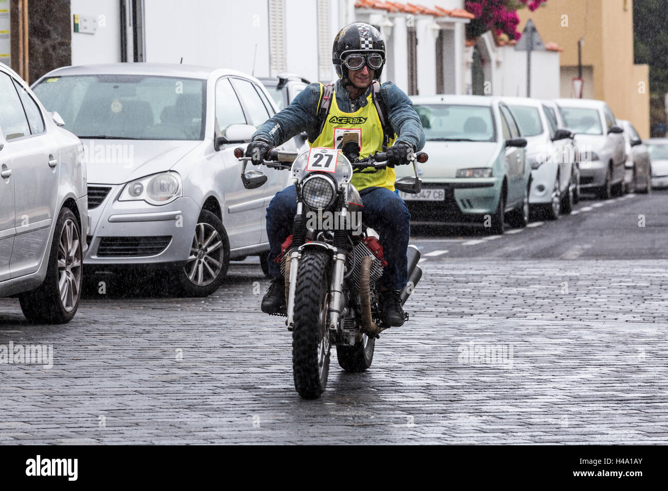 Les motos classiques et modernes au cours des premiers jours route de Santiago del Teide par Masca et retour. Événement Cavalcade Queens, au cours de laquelle 91 motos vont passer 4 jours remplissant différentes routes à travers les îles Canaries. Banque D'Images