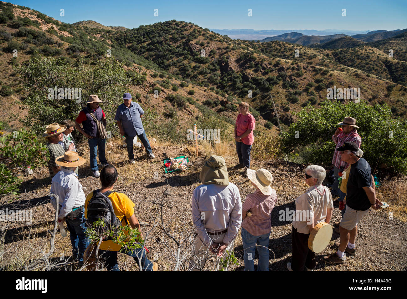 Bisbee, Arizona - Membres de l'école des Soeurs de Notre Dame et leurs partisans planter une croix dans les montagnes de Mule près de l'endroit où les vestiges d'un migrant non identifiés ont été trouvés. Des centaines de migrants en provenance du Mexique et d'Amérique centrale ont péri au cours des dernières années, comme ils ont essayé de se soustraire à la patrouille frontalière américaine de contrôle. Plus de 400 croisements dans le désert de l'Arizona, plantée par SSND et d'autres groupes, maintenant marquer les endroits où ils sont morts. La croix est décorée avec des capsules de bouteille trouvés dans le désert de bouteilles d'eau transportées par les migrants. Crédit : Jim West/Alamy Live News Banque D'Images