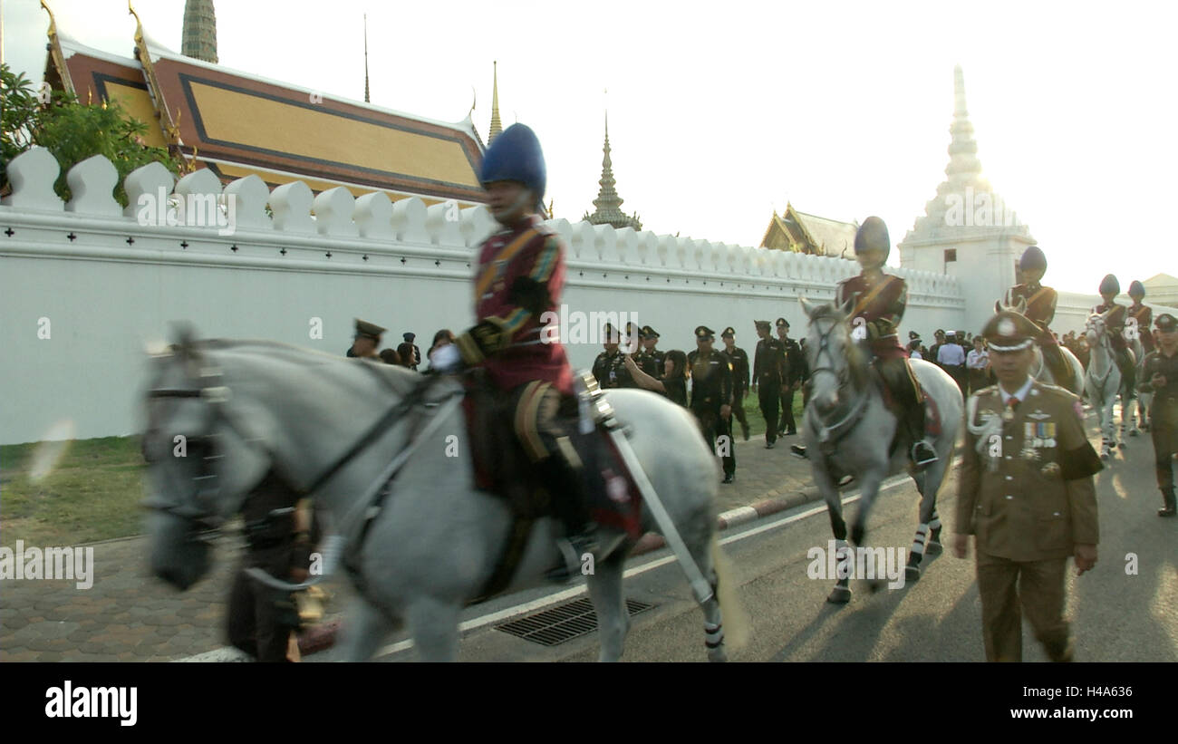 Bangkok, Thaïlande. 14 octobre, 2016. Militaires thaïlandais départ après le convoi transportant le corps du roi Bhumibol Adulyadej est arrivé au Grand Palais à Bangkok, Thaïlande. Le roi Bhumibol Adulyadej de Thaïlande, le plus long au monde-monarque régnante, est décédé à l'âge de 88 ans dans l'hôpital Siriraj de Bangkok le jeudi après ses 70 ans de règne. Premier ministre Prayut Chan-ocha a fait une déclaration en Thaïlande tiendra une période de deuil d'un an que le Prince héritier Maha Vajiralongkorn a confirmé qu'il allait accomplir son devoir en tant qu'héritier du trône. Credit : Remote-software/Alamy Live News Banque D'Images