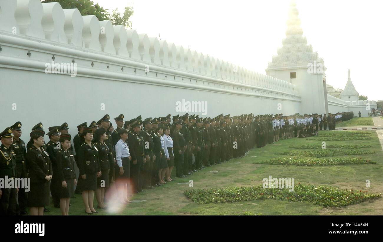 Bangkok, Thaïlande. 14 octobre, 2016. Thai military watch le convoi transportant le corps du roi Bhumibol Adulyadej au Grand Palais à Bangkok, Thaïlande. Le roi Bhumibol Adulyadej de Thaïlande, le plus long au monde-monarque régnante, est décédé à l'âge de 88 ans dans l'hôpital Siriraj de Bangkok le jeudi après ses 70 ans de règne. Premier ministre Prayut Chan-ocha a fait une déclaration en Thaïlande tiendra une période de deuil d'un an que le Prince héritier Maha Vajiralongkorn a confirmé qu'il allait accomplir son devoir en tant qu'héritier du trône. Credit : Remote-software/Alamy Live News Banque D'Images